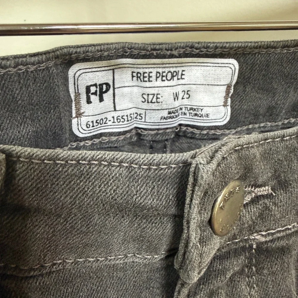 Free People Women Faded Black‎ High Rise Raw Hem Straight Leg Jeans Size 25